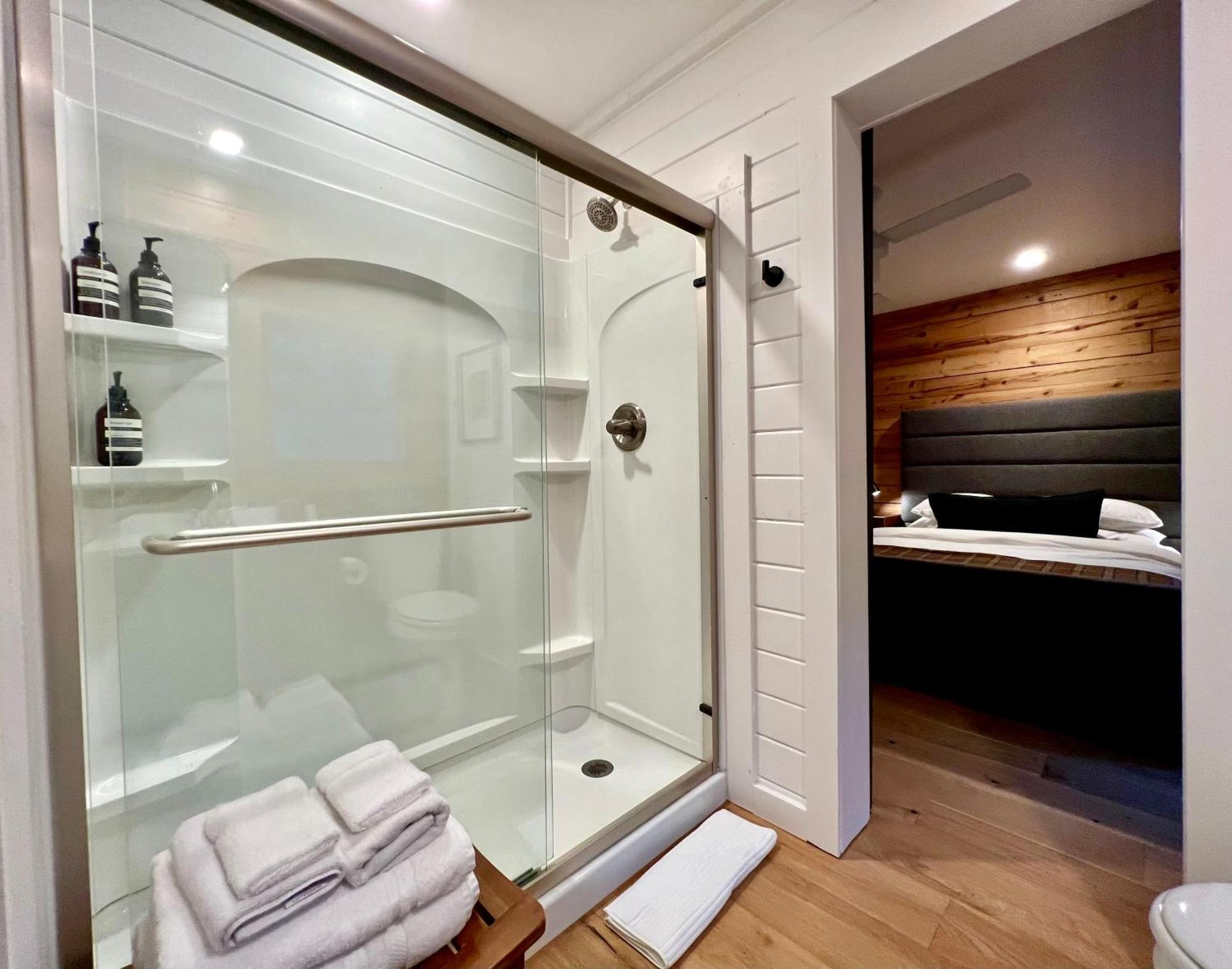 Glass Cabin Юрека Спрингс Екстериор снимка
